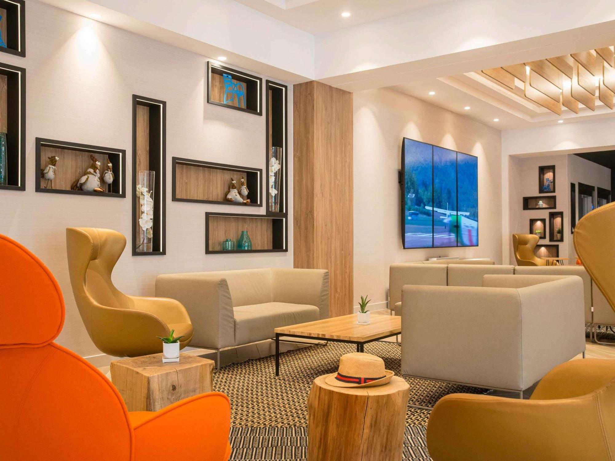 Novotel Arenas Aeroport 4*